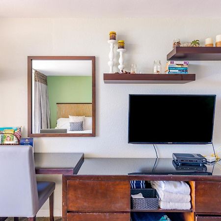 Island Colony Suites Honolulu Room photo